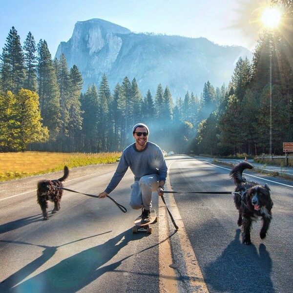Αυτός ο τύπος έκανε ένα road trip μαζί με τα εγκαταλελειμμένα σκυλιά που διέσωσε