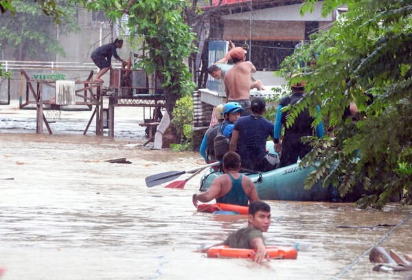 Φιλιππίνες: Καταστροφικό το πέρασμα της τροπικής καταιγίδας - Στους 133 οι νεκροί (upd)