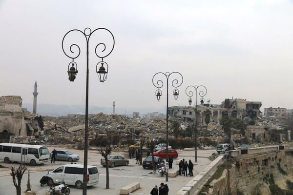 Μια Ελληνίδα επιστρέφει σπίτι της στο βομβαρδισμένο Χαλέπι