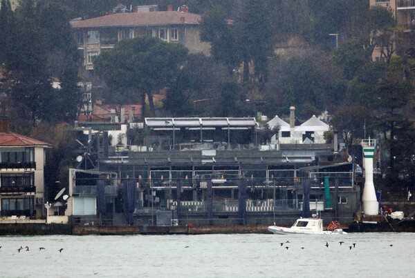 To τουρκικό κλαμπ Reina, την επόμενη μέρα, καθώς ένα σκάφος της τουρκικής ακτοφυλακής διαπλέει τον Βόσπορο