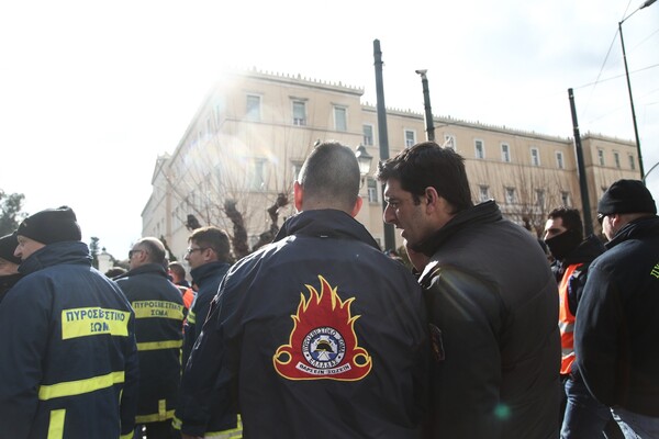 Οι πυροσβέστες κατεβαίνουν σε πορεία στο κέντρο της Αθήνας