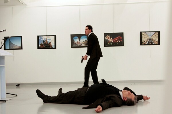 Mια ιστορική φωτογραφία: η δολοφονία του Ρώσου πρέσβη στην Άγκυρα