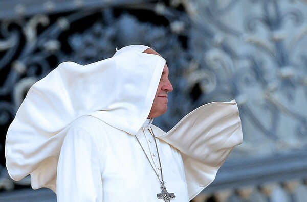 Αυτή είναι η φωτογραφία του πάπα με την οποία ασχολείται σήμερα το internet