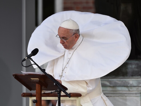 Αυτή είναι η φωτογραφία του πάπα με την οποία ασχολείται σήμερα το internet