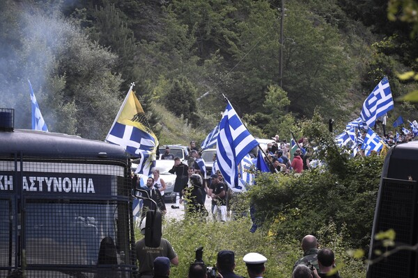 Πρέσπες: Πένθιμα χτυπούσαν οι καμπάνες όταν μιλούσε ο Τσίπρας - Eπεισόδια και χημικά με διαδηλωτές