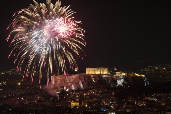 Πυροτεχνήματα πάνω απο την Ακρόπολη για τον εορτασμό του 2017