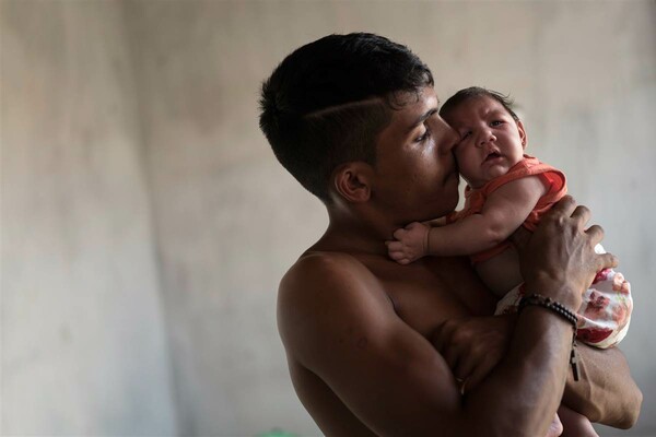 Αυξάνονται ανησυχητικά στη Βραζιλία τα νεογέννητα μωρά με μικρό κεφάλι λόγω του ιού Ζίκα
