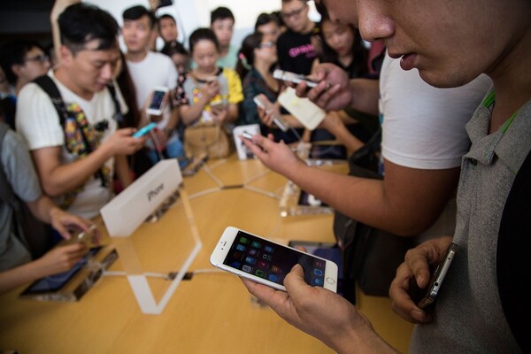 Εκτεταμένα προβλήματα με τις μπαταρίες των iPhone έχουν εξοργίσει τους χρήστες της Κίνας
