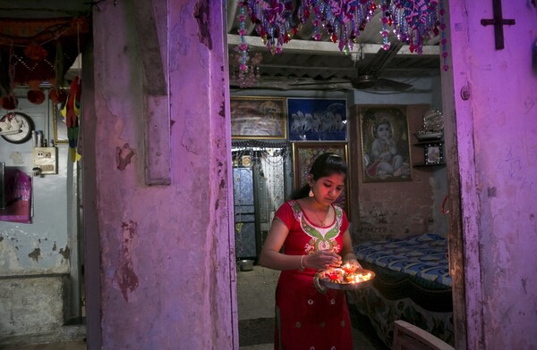 Οι Ινδοί γιορτάζουν το Diwali στη Μουμπάι