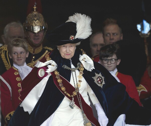 Η Βασίλισσα υπερφορτωμένη με μετάλλια και τεράστια βελούδινη κάπα στην Τελετή του Τάγματος της Περικνημίδας.
