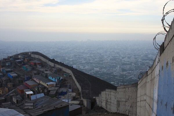 Το τείχος της Λίμα. Από τον Ορέστη Καραγιάννη.