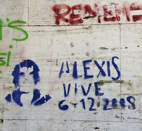 Στένσιλ με τον Αλέξη Γρηγορόπουλο στους τοίχους της Νάπολης
