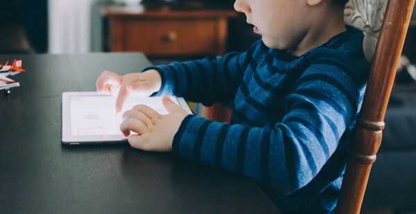Μελέτη βρίσκει χιλιάδες «οικογενειακές» εφαρμογές που ανιχνεύουν τις κινήσεις παιδιών
