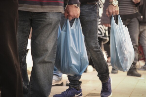 Οι Έλληνες μείωσαν κατά 75% τη χρήση πλαστικής σακούλας στα σούπερ μάρκετ