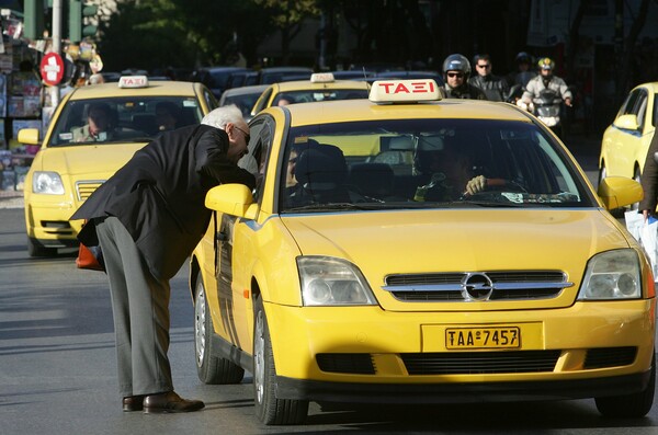 13 συλλήψεις οδηγών ταξί για πειραγμένα ταξίμετρα και υπερβολικές χρεώσεις