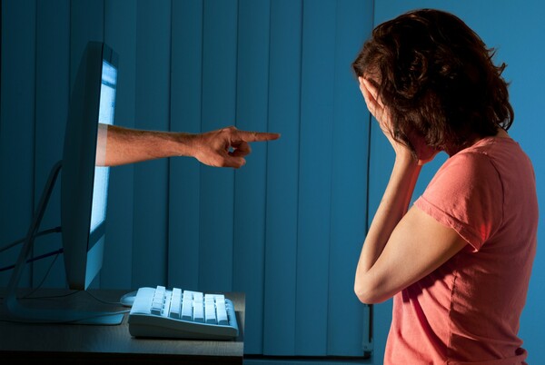 Άγνοια έχει το 52% των γονέων για τη διαχείριση του cyber bullying
