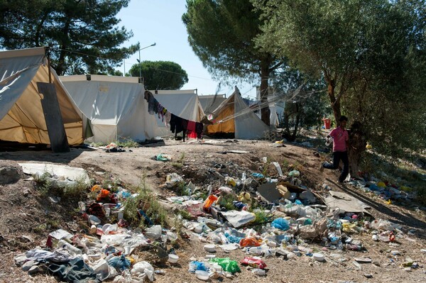 Σε αυτές τις άθλιες συνθήκες ζουν χιλιάδες πρόσφυγες στα ελληνικά νησιά