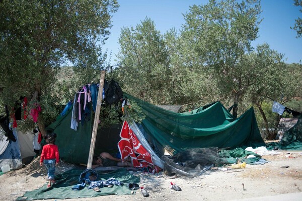 Σε αυτές τις άθλιες συνθήκες ζουν χιλιάδες πρόσφυγες στα ελληνικά νησιά