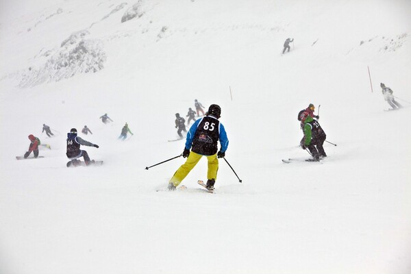 Ολοκληρώθηκε η μαζικότερη κατάβαση με σκι και σνόουμπορντ που έγινε ποτέ στην Ελλάδα