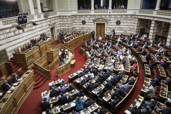 Ξεκίνησε η συζήτηση για την πρόταση δυσπιστίας κατά της κυβέρνησης στη Βουλή