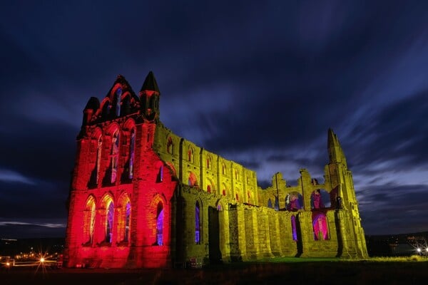 Το Whitby Abbey φωτίζεται κατάλληλα για το Halloween