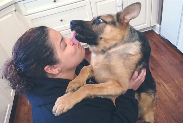 Ο Κουασιμόδος - ο σπάνιος σκύλος που λάτρεψε το ίντερνετ βρήκε αγάπη και φροντίδα