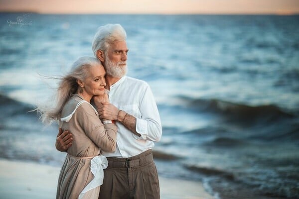 Πώς το internet την πάτησε για τα καλά μ' αυτό το ηλικιωμένο -και ερωτευμένο- ζευγάρι...