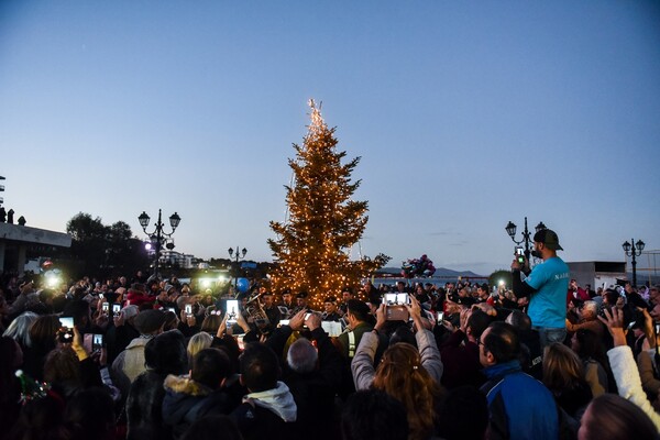 Χριστούγεννα στο καμένο Μάτι - Άναψαν τα φώτα στο δέντρο σε κλίμα συγκίνησης