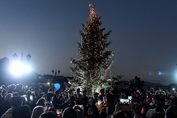 Χριστούγεννα στο καμένο Μάτι - Άναψαν τα φώτα στο δέντρο σε κλίμα συγκίνησης