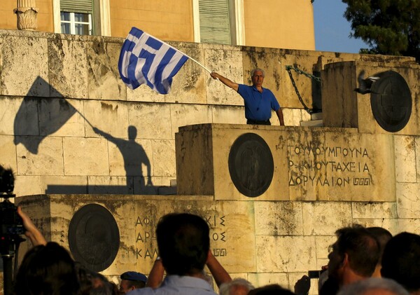 Οι εμβληματικές εικόνες του Έλληνα φωτογράφου για τις δύο μεγάλες κρίσεις του 2015