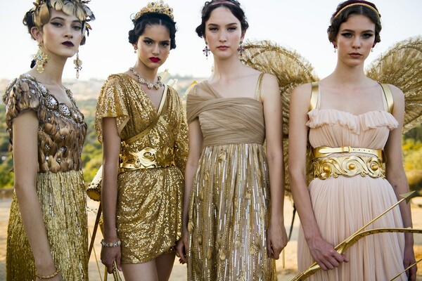 Dolce & Gabbana: Η αρχαία Ελλάδα γίνεται έμπνευση για μια επικών διαστάσεων επίδειξη μόδας στη Σικελία