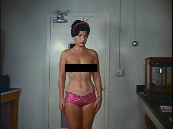 «Γυμνοί στη Σελήνη»: μια εξωφρενική sexploitation ταινία του 1961 που απαγορεύτηκε στη Νέα Υόρκη