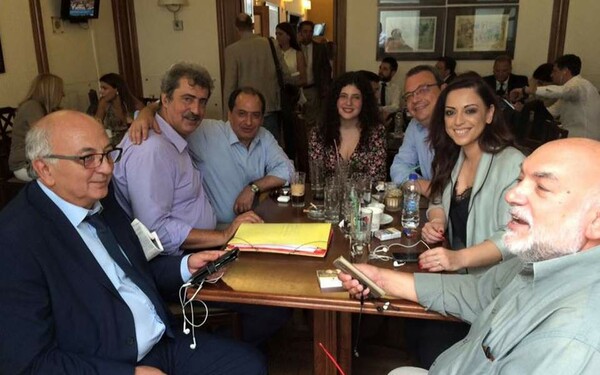 Βουλή: Ο Πολάκης με συντροφιά καπνιστών στο καφενείο του κοινοβουλίου