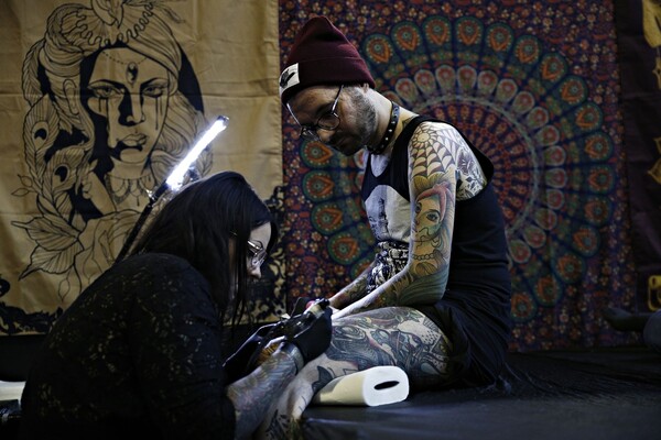 Mέσα στο παγκόσμιο συνέδριο τατουάζ στις Βρυξέλλες