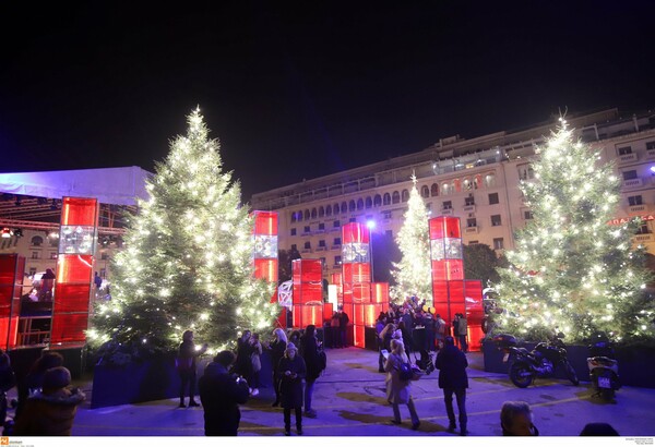 Επισήμως Χριστούγεννα στη Θεσσαλονίκη - Άναψε το χριστουγεννιάτικο δέντρο στην πλ. Αριστοτέλους