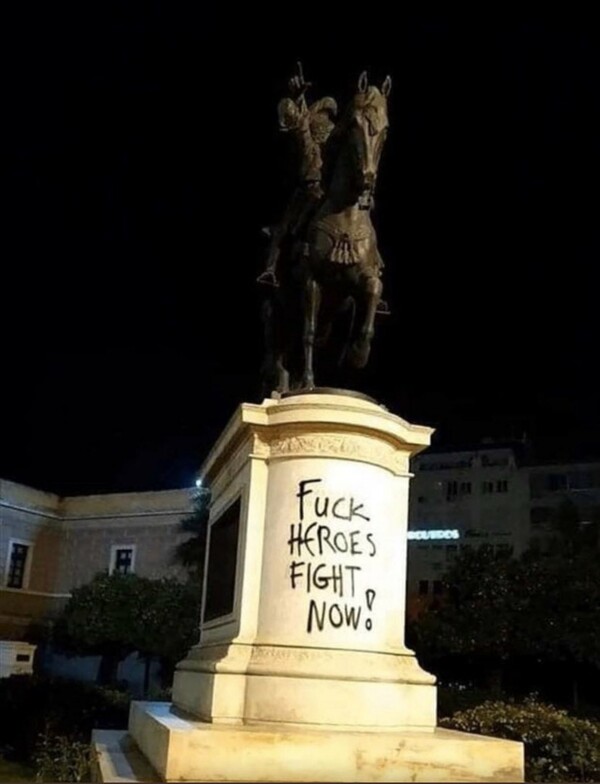 Βανδάλισαν το άγαλμα του Κολοκοτρώνη στο κέντρο της Αθήνας