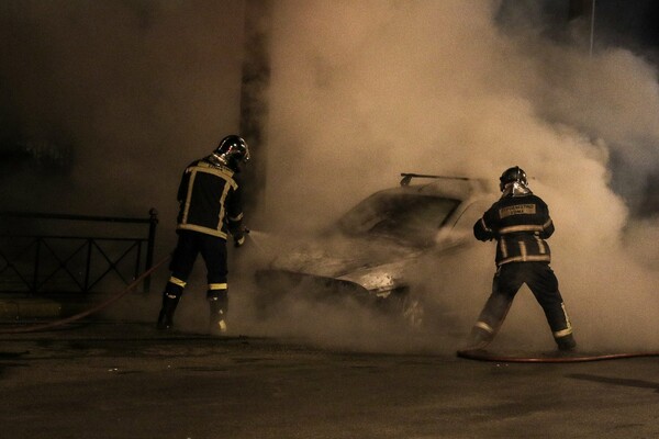 Συνεχίζονται οι εμπρηστικές επιθέσεις στην Αθήνα - Πυρπόλησαν 20 αυτοκίνητα