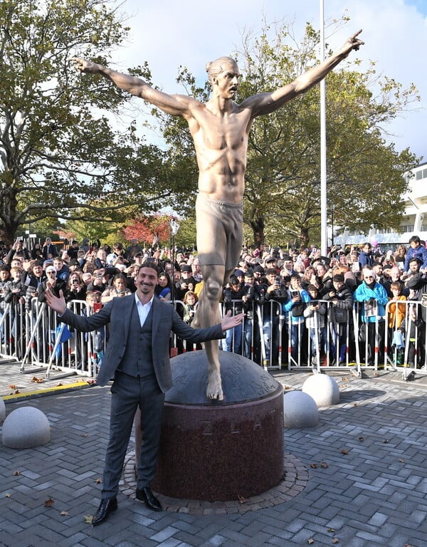 Νέος βανδαλισμός στο άγαλμα του Ιμπραΐμοβιτς - «Κάποιος προσπάθησε να του πριονίσει τα πόδια»