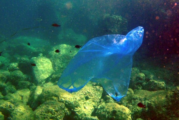 Έρχεται περιβαλλοντικό τέλος για όλες τις πλαστικές σακούλες