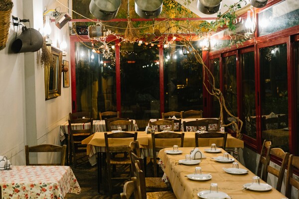 Πού να φάτε σήμερα: Τα 13 «αιωνόβια» κουτούκια και ταβέρνες της Αθήνας