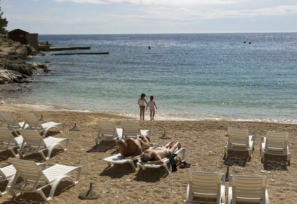 BBC: «Ελλάδα και Κροατία έδρασαν γρήγορα, τώρα χρειάζεται να σώσουν το καλοκαίρι»