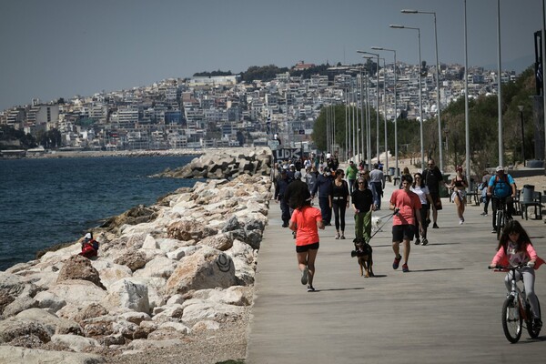«Μετακίνηση 6»: Πολίτες βγήκαν για μία μικρή βόλτα στον ήλιο, τηρώντας τις αποστάσεις ασφαλείας