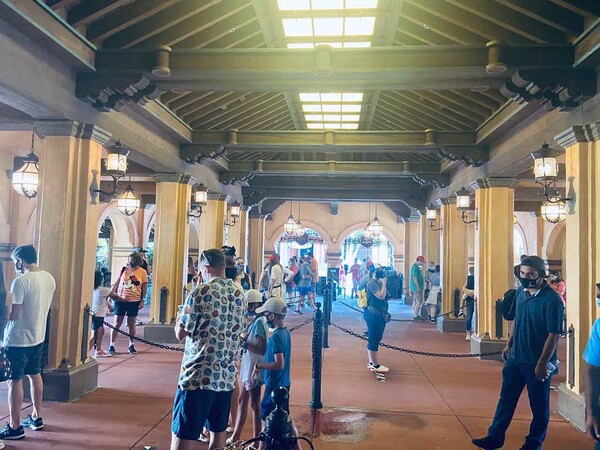 Άνοιξε ξανά η Walt Disney World: Υποχρεωτική χρήση μάσκας και ο Μίκυ Μάους σε απόσταση