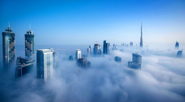 Πυκνή ομίχλη καλύπτει το Ντουμπάι