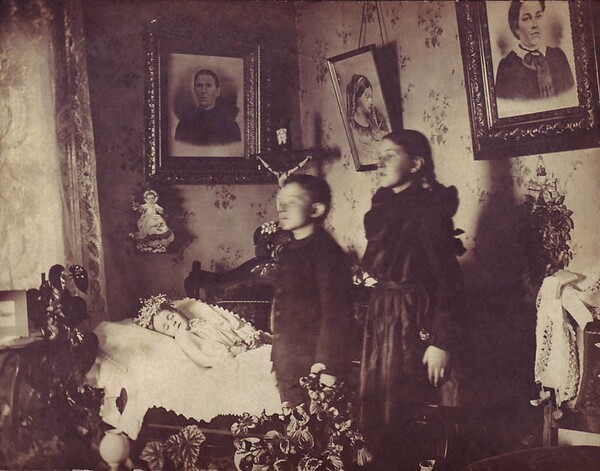 Αναμνηστικές φωτογραφίες με νεκρά παιδιά