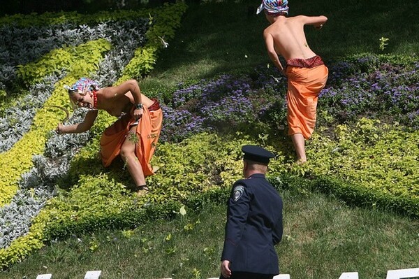 Οι γυμνές διαμαρτυρίες των FEMEN
