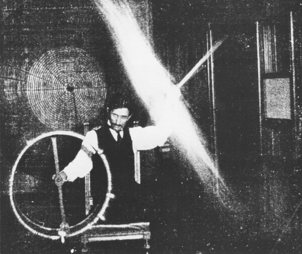 Αφιέρωμα στον Σέρβο εφευρέτη Nikola Tesla, τον "Προμηθέα του ηλεκτρισμού".
