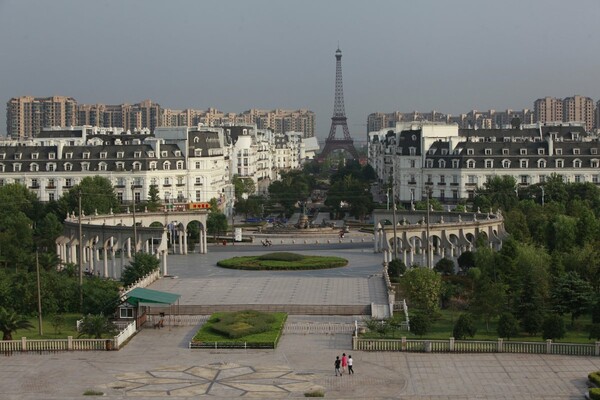 Μια πόλη-ομοίωμα του Παρισιού στην Κίνα: να πώς είναι σήμερα