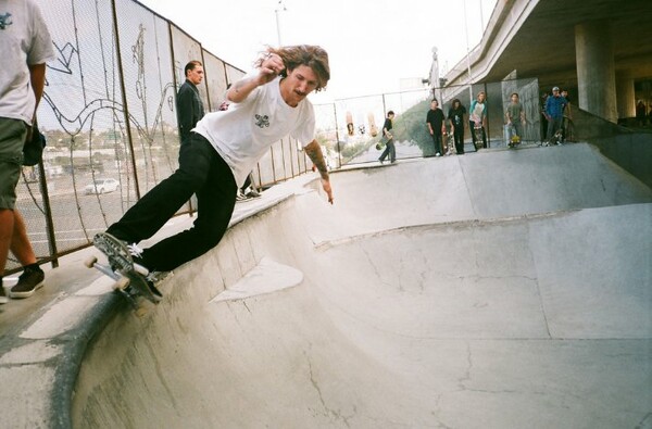 O Alexander Miranda φωτογραφίζει φίλους να κάνουν skate στην αυλή του και διάφορα άλλα τέλεια πράγματα.
