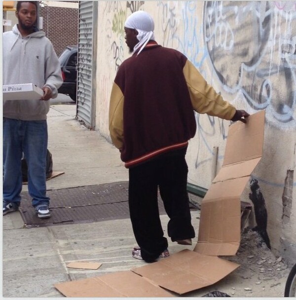 Συμμορία στην Νέα Υόρκη σκεπάζει με χαρτόνι έργο του Βanksy και χρεώνει 20$ για την φωτογραφία